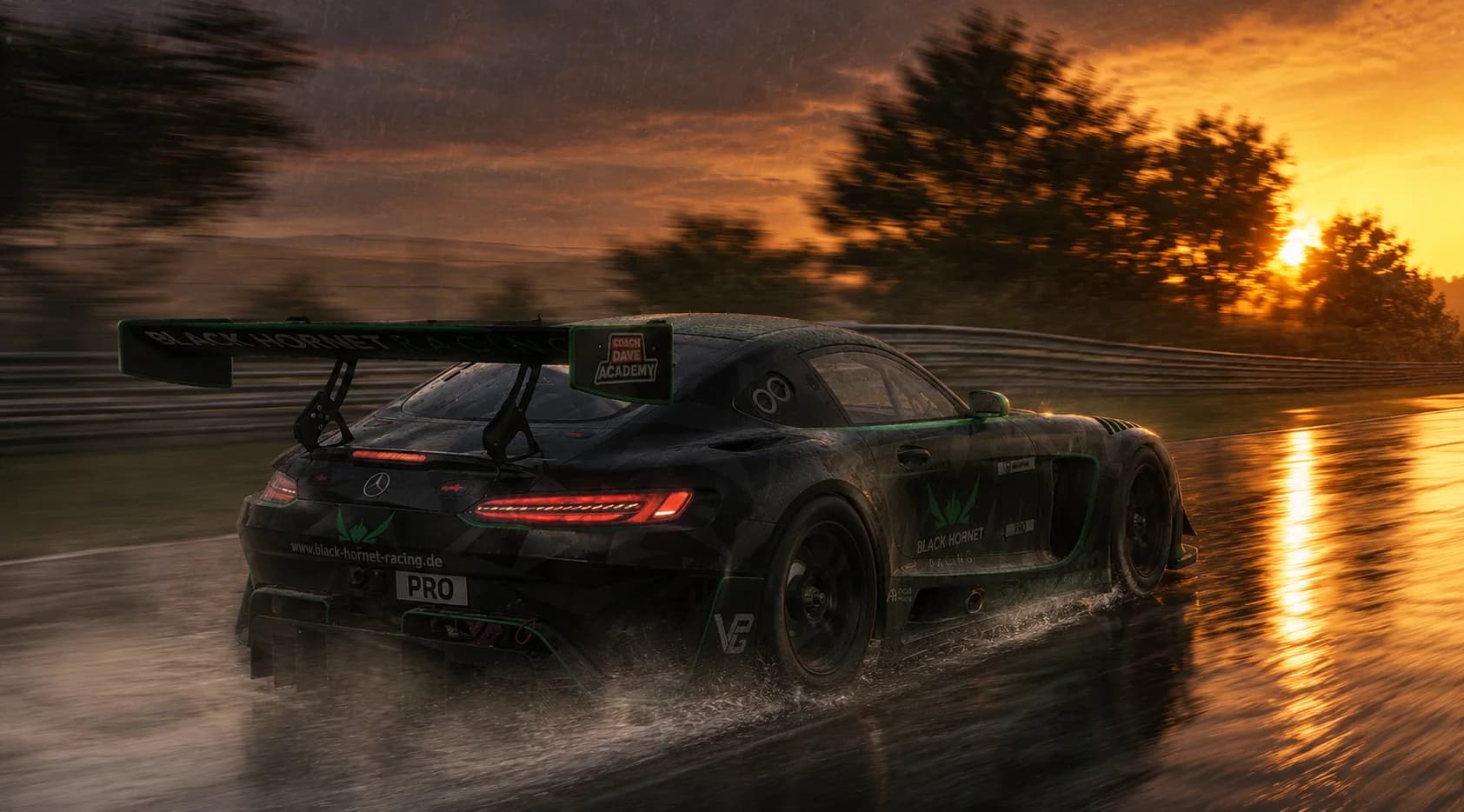 Black Hornet Racing — AMG GT3 im Regen bei Sonnenuntergang